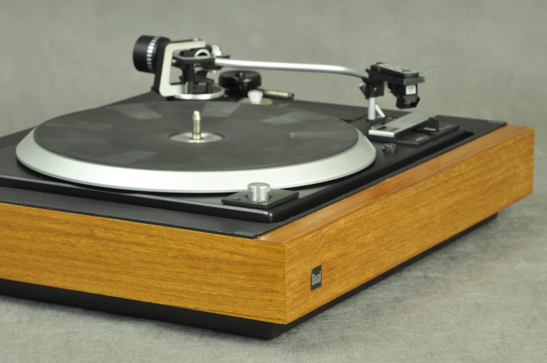Dual 1236A walnut